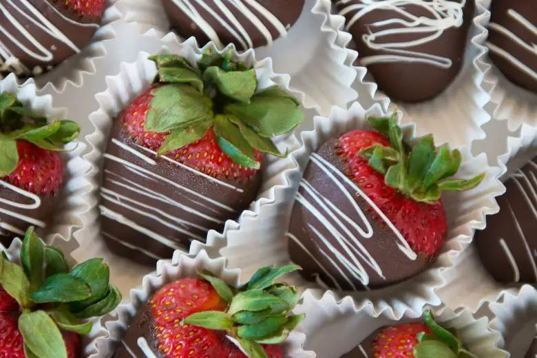 How to Make Chocolate Covered Strawberries for Valentine's Day